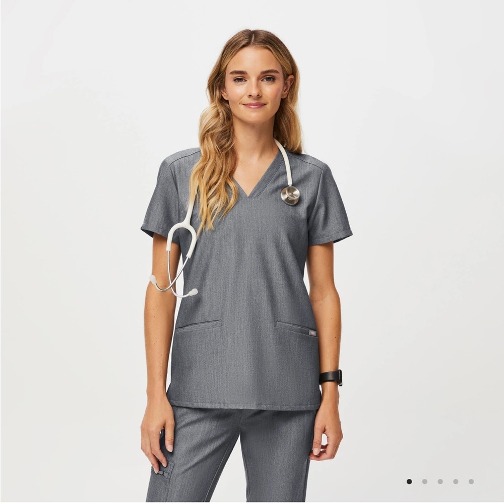 Figs | Casma Three-Pocket Scrub Top Graphite S